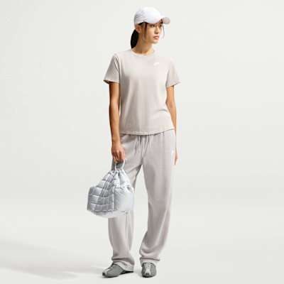 Nike Sportswear Club Essentials Kadın Tişörtü görsel 4