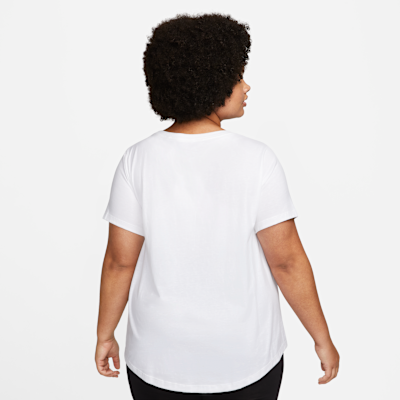 Nike Sportswear Club Essentials Kadın Tişörtü (Büyük Beden) görsel 2