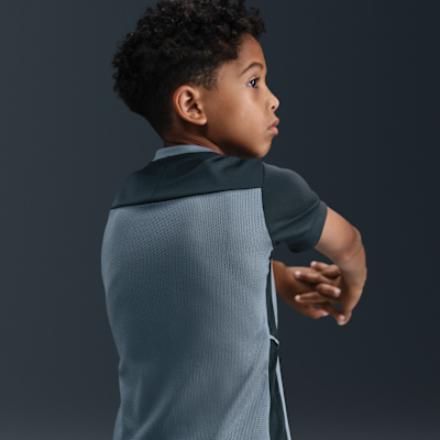 Playera de fútbol Dri-FIT para niños talla grande Nike Academy