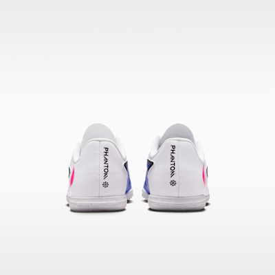 Nike Jr. Phantom 6 Low Club Fußballschuh für Hallen- und Hartplätze (ältere Kinder)