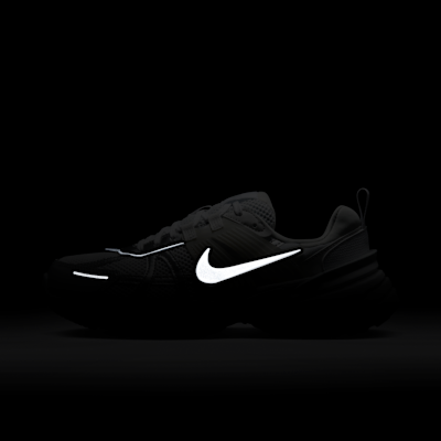 รองเท้าผู้หญิง Nike V2K Run พร้อมส่วนเน้นสะท้อนแสง