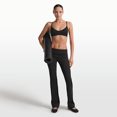 NikeSKIMS Matte Pantalón acampanado con cintura plegable - Mujer