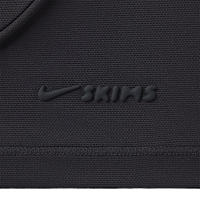NikeSKIMS Airy Rahat Kadın Şortu görsel 7