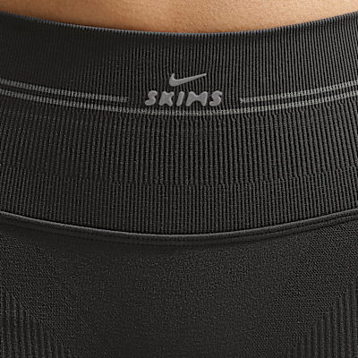 NikeSKIMS Ribbed Seamless 12,5 cm Kadın Şortu görsel 6