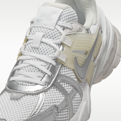 รองเท้าผู้หญิง Nike V2K Run พร้อมส่วนเน้นสะท้อนแสง