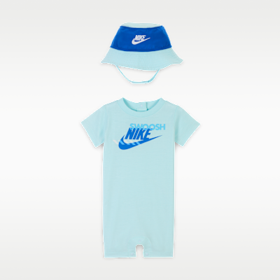 Nike Sportswear PE kezeslábas és karimás sapkaszett babáknak (0-9 hónapos korig)