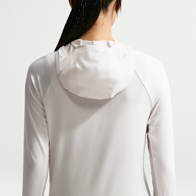 Playera de trail running resistente a los rayos UV con gorro de capa intermedia para mujer Nike ACG