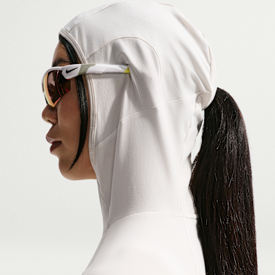 Playera de trail running resistente a los rayos UV con gorro de capa intermedia para mujer Nike ACG