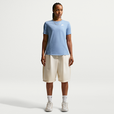 Nike Sportswear Club Essentials Kadın Tişörtü görsel 4