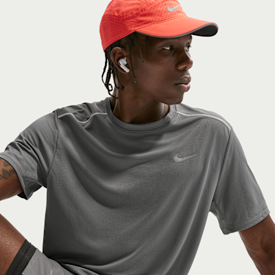 Nike Miler Dri-FIT Kısa Kollu Erkek Koşu Üstü görsel 3