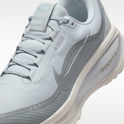 Scarpa impermeabile da running su strada con dettagli dal design rifrangente Nike Vomero 18 GORE-TEX – Uomo