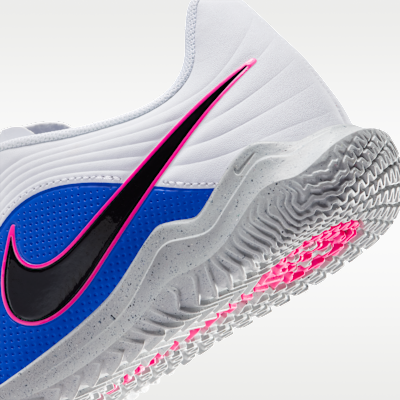 Nike Jr. Phantom 6 Low Club Fußballschuh für Hallen- und Hartplätze (ältere Kinder)