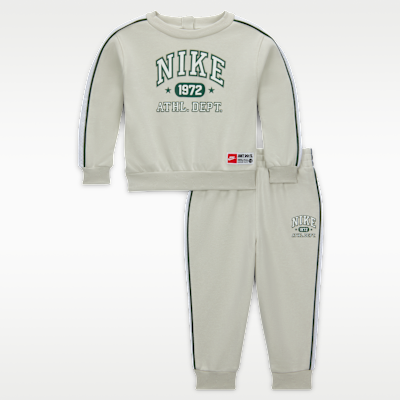 Enterito para bebé Nike Sportswear (12 a 24 meses) P.E. Conjunto de sudadera de cuello redondo y pantalones de French Terry para bebé
