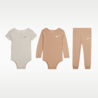Conjunto de 3 piezas con pants para bebé Nike Baby Essentials