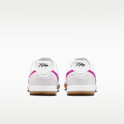 Tacos de fútbol para cancha cubierta de corte low para niños grandes Nike Jr. Tiempo Streetgato