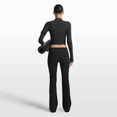 Pants acampanados de cintura plegable para mujer NikeSKIMS Matte