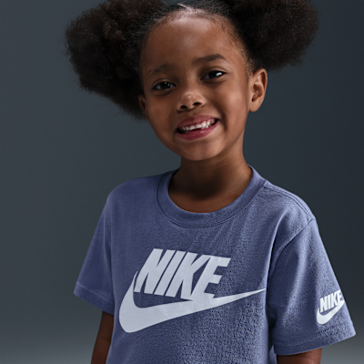 Playera Evergreen para niños talla pequeña Nike Futura