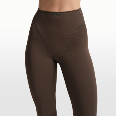 Leggings cropped de 43 cm con panel en V para mujer NikeSKIMS Matte
