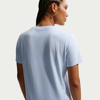 Nike Sportswear Club Essentials Kadın Tişörtü görsel 2