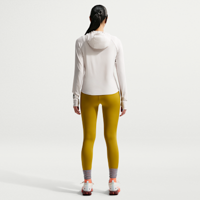 Playera de trail running resistente a los rayos UV con gorro de capa intermedia para mujer Nike ACG