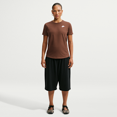 Nike Sportswear Club Essentials Kadın Tişörtü görsel 4