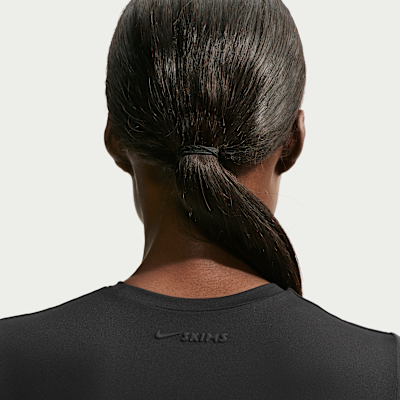 NikeSKIMS Mat Pedli Dar Kadın Tişörtü görsel 6