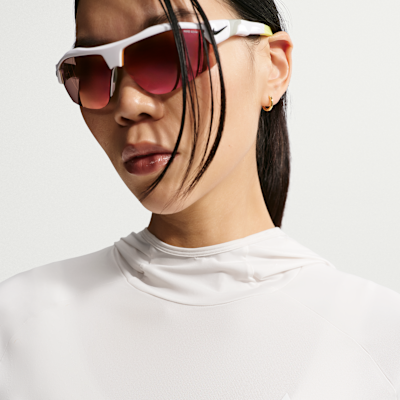 Playera de trail running resistente a los rayos UV con gorro de capa intermedia para mujer Nike ACG