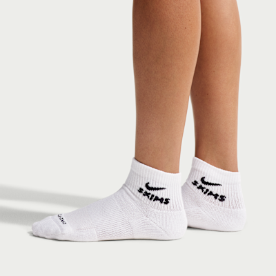 NikeSKIMS Dri-FIT Quarter Çoraplar (3 Çift) görsel 3