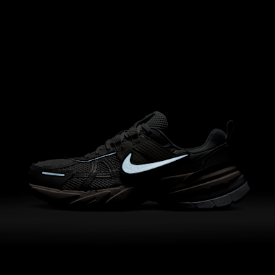 ナイキ V2K ラン ウィメンズシューズ リフレクティブ (再帰反射) アクセント付き