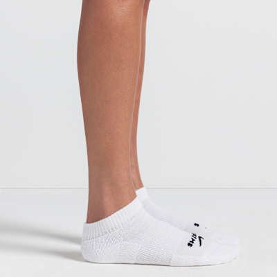 Meias pelo tornozelo Dri-FIT NikeSKIMS para mulher (3 pares)