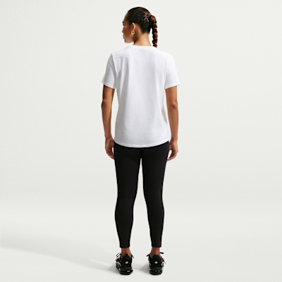 Nike Sportswear Club Essentials Kadın Tişörtü görsel 5