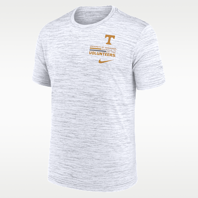 Playera universitaria Nike Dri-FIT para hombre Tennessee Campus Chest Stack Velocity