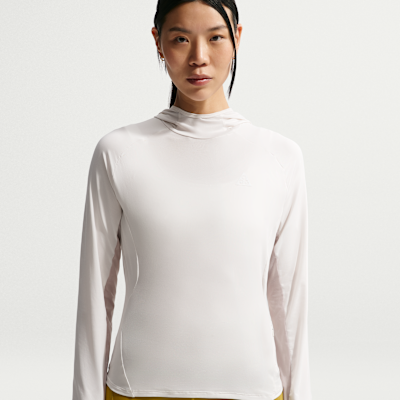 Playera de trail running resistente a los rayos UV con gorro de capa intermedia para mujer Nike ACG