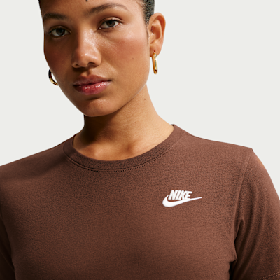 Nike Sportswear Club Essentials Kadın Tişörtü görsel 3