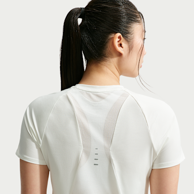 Nike Swift Dri-FIT Kısa Kollu Kadın Koşu Üstü görsel 2