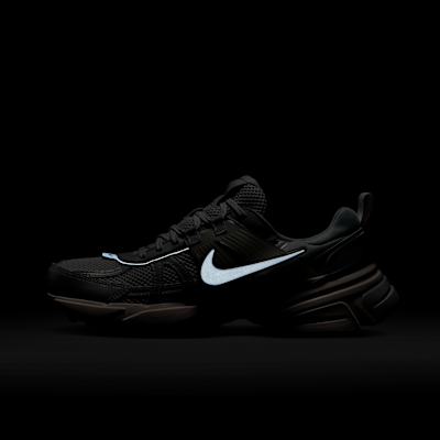 ナイキ V2K ラン ウィメンズシューズ リフレクティブ (再帰反射) アクセント付き