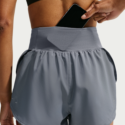 Nike Flow Dri-FIT Yüksek Belli 2'si 1 Arada Kadın Koşu Şortu görsel 6