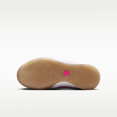 Tacos de fútbol para cancha cubierta de corte low para niños grandes Nike Jr. Tiempo Streetgato