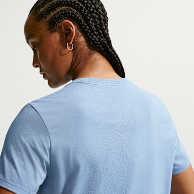 Nike Sportswear Club Essentials Kadın Tişörtü görsel 2