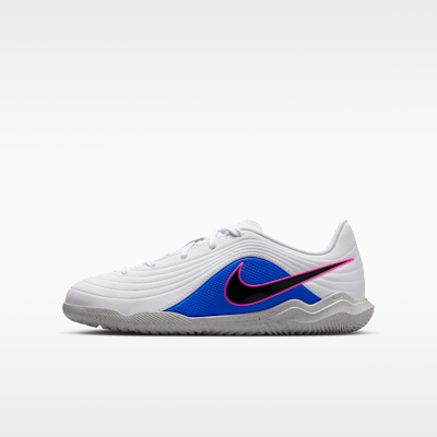 Tacos de fútbol de corte low para cancha cubierta Nike Jr. Tiempo Maestro Club