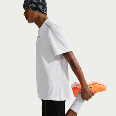 Nike Miler Dri-FIT Kısa Kollu Erkek Koşu Üstü görsel 3