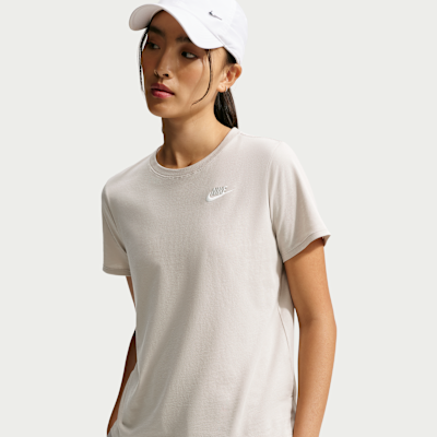Nike Sportswear Club Essentials Kadın Tişörtü