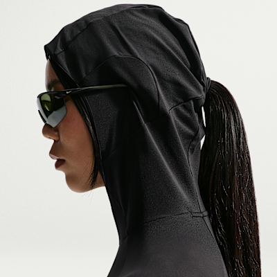 Playera de trail running resistente a los rayos UV con gorro de capa intermedia para mujer Nike ACG