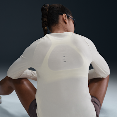 Nike Swift Dri-FIT UV Uzun Kollu Crew Yakalı Kadın Koşu Üstü görsel 2