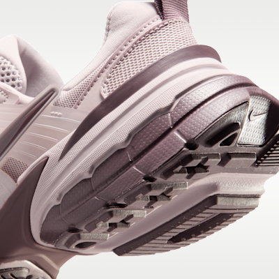 Tenis con detalles reflejantes para mujer Nike V2K Run