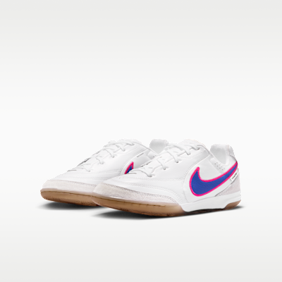 Tacos de fútbol para cancha cubierta de corte low para niños grandes Nike Jr. Tiempo Streetgato