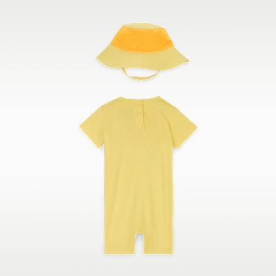 Nike Sportswear PE kezeslábas és karimás sapkaszett babáknak (0-9 hónapos korig)