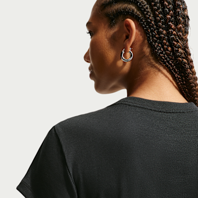 Nike Sportswear Sıkı Fitilli Kısa Kollu Kadın Tişörtü görsel 2
