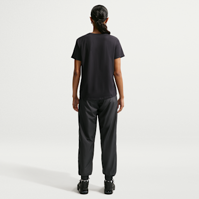 Nike Sportswear Essentials Logolu Kadın Tişörtü görsel 5
