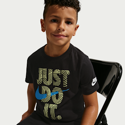 Playera con gráfico para niños talla pequeña Nike In The Zone
